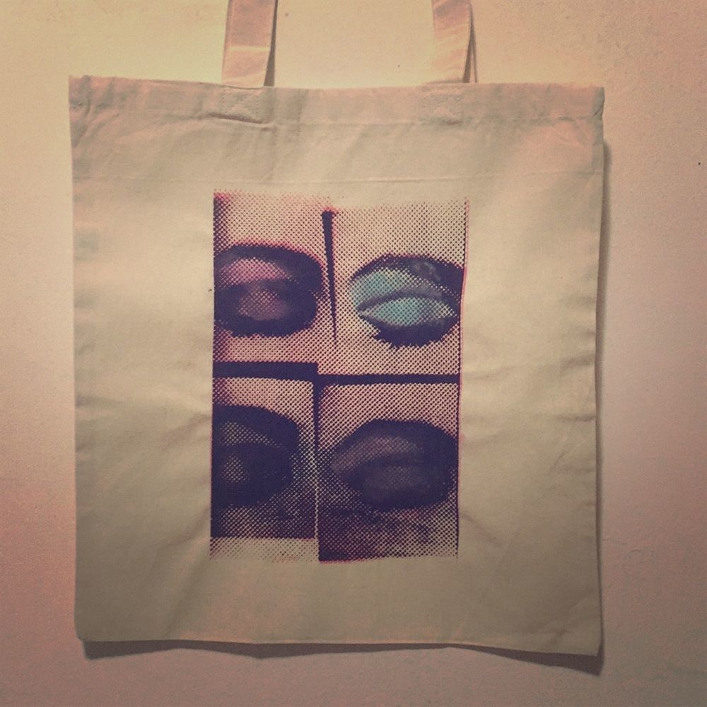 Retro makeup tote in natural